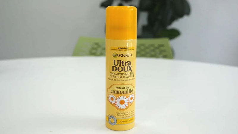 GARNIER<br> <b> ULTRA DOUX SHAMPOOING sec purifie & illumine extrait de camomille</b><br><h5> pour cheveux blonds-150ml</h5>Origine France <img style="vertical-align: middle;" src=" https://shorturl.at/bDMR9">