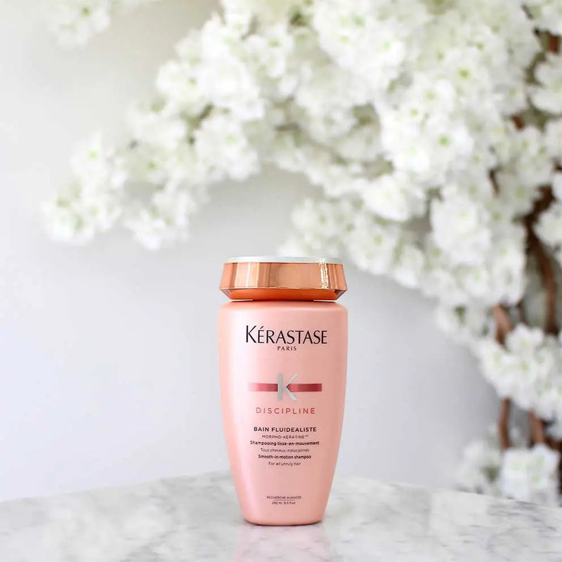 Kérastase <br> <b>DISCIPLINE Bain fluidealiste</b> <br> <h5>Shampoing Tous cheveux indisciplinés - 250 ml </h5>Origine Europe <img style="vertical-align: middle;" src="https://shorturl.at/stvQ3">
